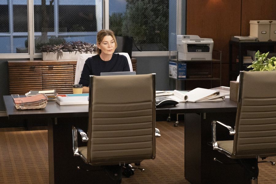 Meredith Grey (Ellen Pompeo) dans son bureau