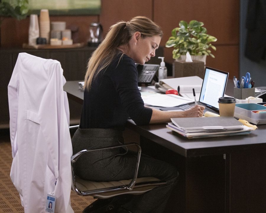 Meredith Grey (Ellen Pompeo) dans son bureau