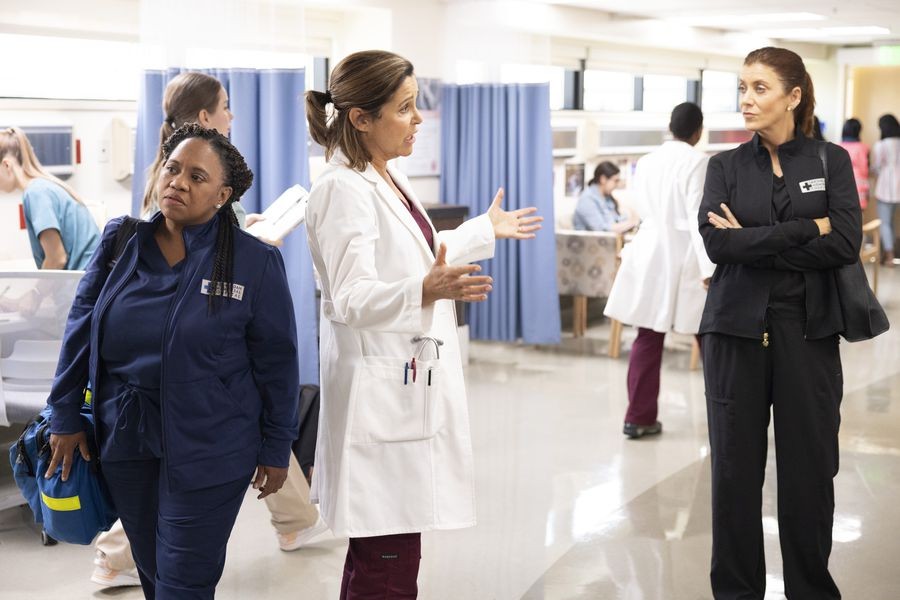 Miranda Bailey (Chandra Wilson), Addison Montgomery (Kate Walsh) et un autre médecin 