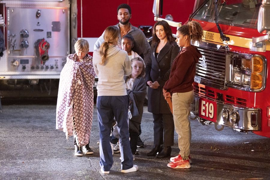 Meredith Grey (Ellen Pompeo) et sa famille en dehors de la rue 