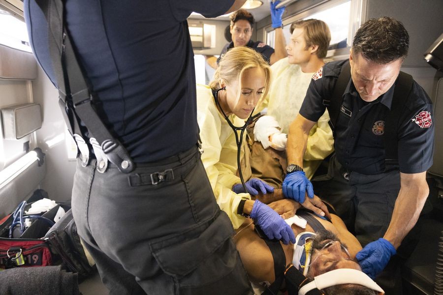 Teddy Altman (Kim Raver) et Atticus Lincoln (Chris Carmack) dans une ambulance 