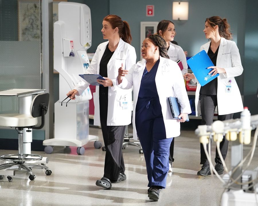 Miranda Bailey (Chandra Wilson), Addison Montgomery (Kate Walsh), Jo Wilson (Camilla Luddington) et Carina DeLuca (Stefania Spampinato)