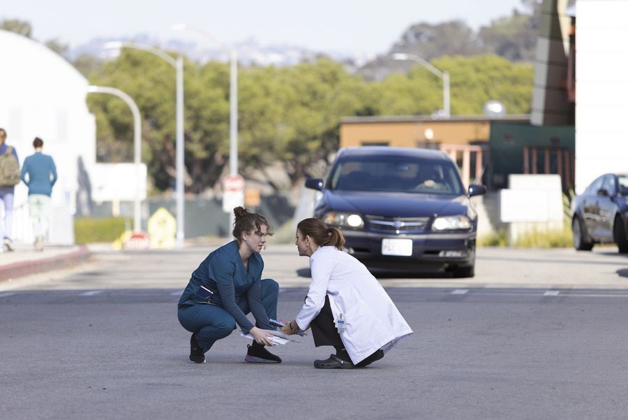 Addison Montgomery (Kate Walsh) et une interne en gynécologie (Jess Gabor)