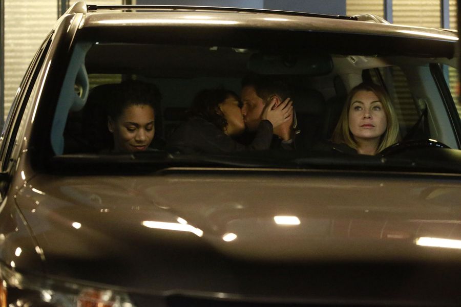 Meredith Grey (Ellen Pompeo), Maggie Pierce (Kelly McCreary), Alex Karev (Justin Chambers), et Jo Wilson (Camilla Luddington) dans la voiture