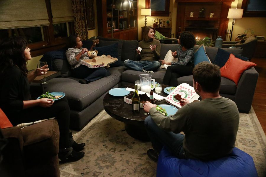 Meredith Grey (Ellen Pompeo) et ses amis chez elle