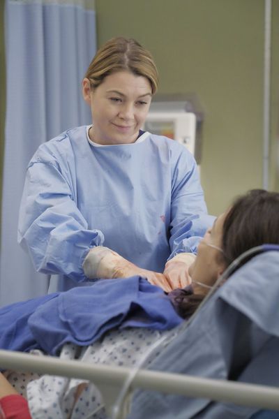 Meredith Grey (Ellen Pompeo) et sa patiente