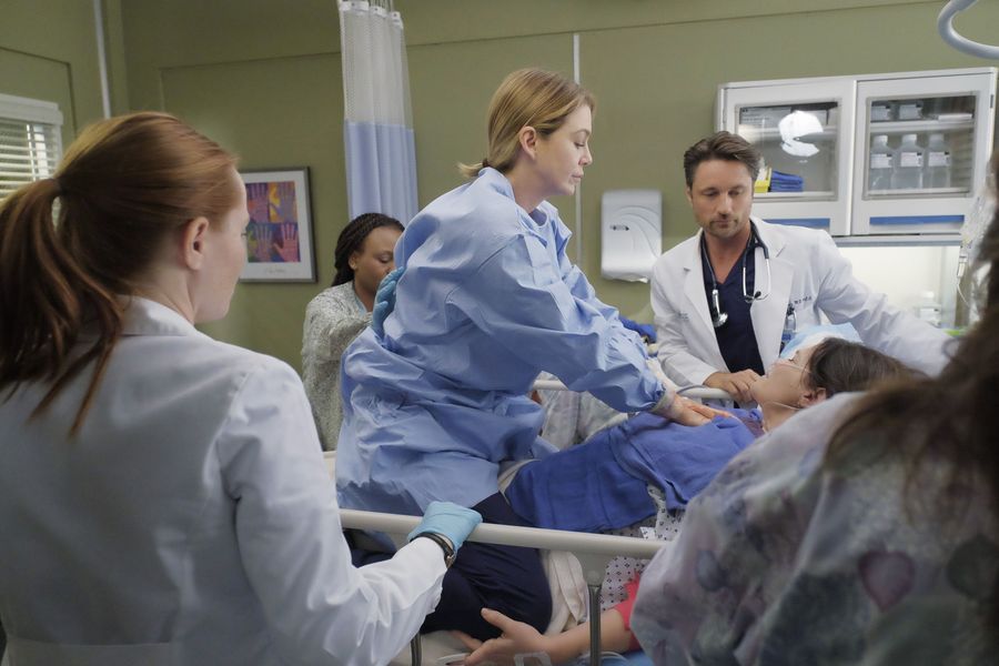 Meredith Grey (Ellen Pompeo), Nathan Riggs (Martin Henderson), Penny Blake (Samantha Sloyan), et leur patiente