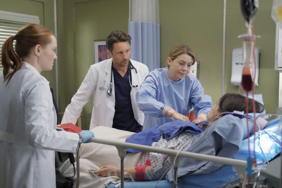 Meredith Grey (Ellen Pompeo), Nathan Riggs (Martin Henderson), Penny Blake (Samantha Sloyan), et leur patiente