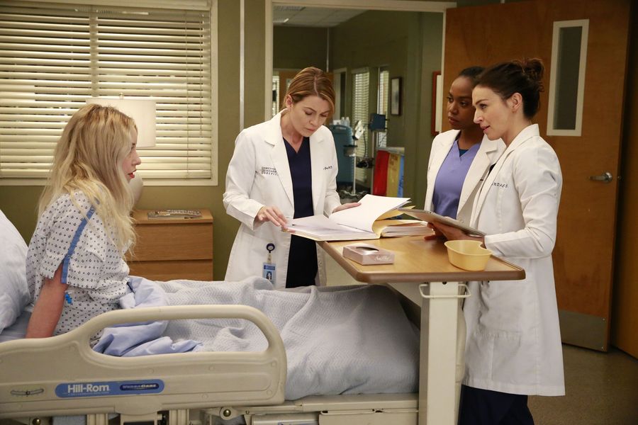Meredith Grey (Ellen Pompeo), Amelia Shepherd (Caterina Scorsone), Stephanie Edwards (Jerrika Hinton) et leur patiente