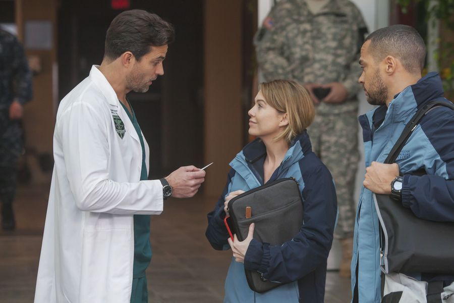 Will Thorpe (Scott Elrod) qui parle avec Meredith Grey (Ellen Pompeo) et Jackson Avery (Jesse Williams)