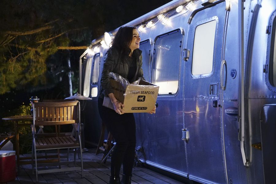 Amelia Shepherd (Caterina Scorsone) qui va voir Owen dans sa caravane
