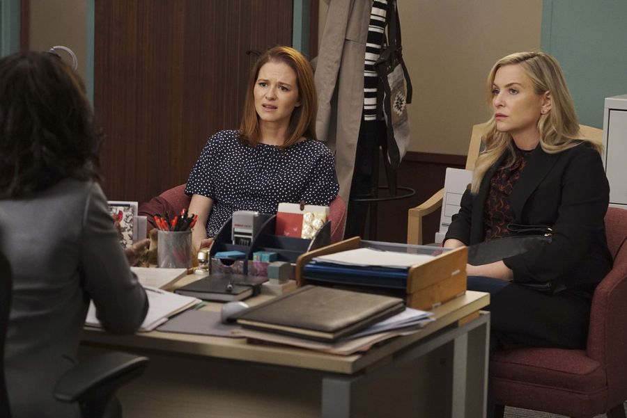April Kepner (Sarah Drew), Arizona Robbins (Jessica Capshaw) et un avocat