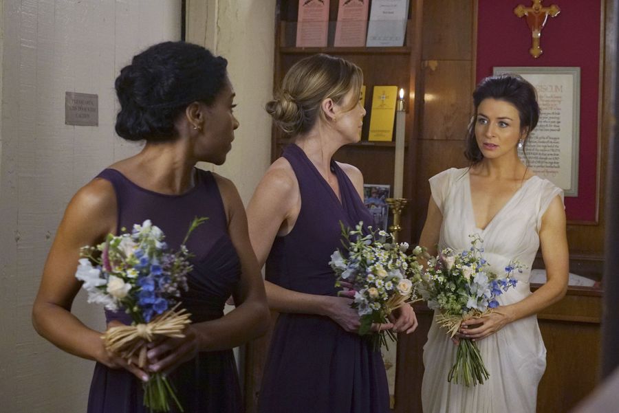 Maggie Pierce (Kelly McCreary), Meredith Grey (Ellen Pompeo) et Amelia Shepherd (Caterina Scorsonne) au mariage
