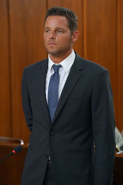 Alex Karev (Justin Chambers) qui va à son procès