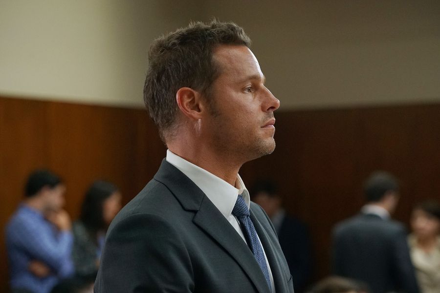 Alex Karev (Justin Chambers) à son procès
