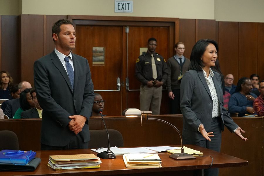Alex Karev (Justin Chambers) et son avocat à son procès