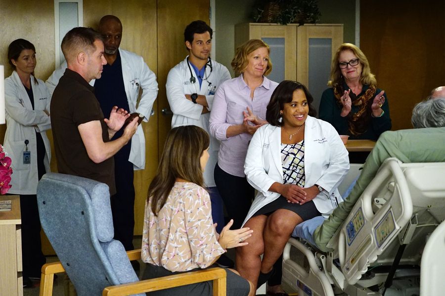 Miranda Bailey (Chandra Wilson) dans la chambre de sa patiente