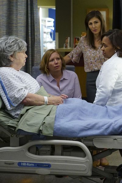 Miranda Bailey (Chandra Wilson) dans la chambre de sa patiente