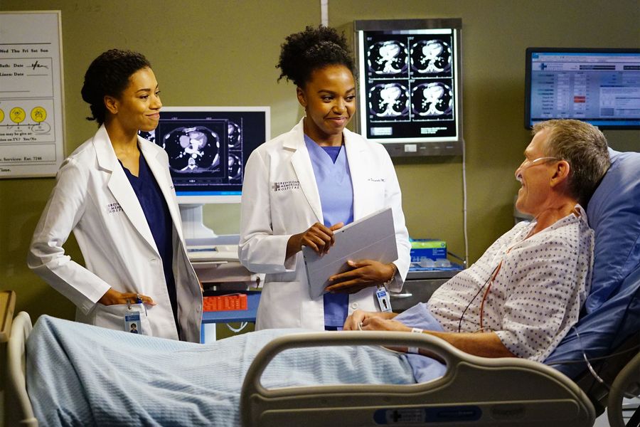 Maggie Pierce (Kelly McCreary), Stephanie Edwards (Jerrika Hinton) et leur patient