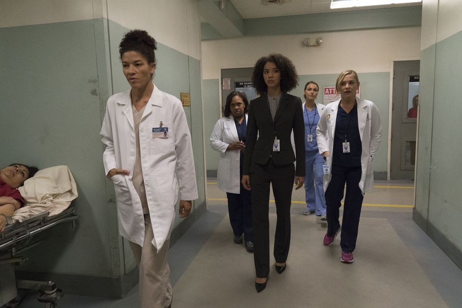 Jo Wilson (Camilla Luddington), Arizona Robbins (Jessica Capshaw), et Miranda Bailey (Chandra Wilson) en déplacement dans une prison