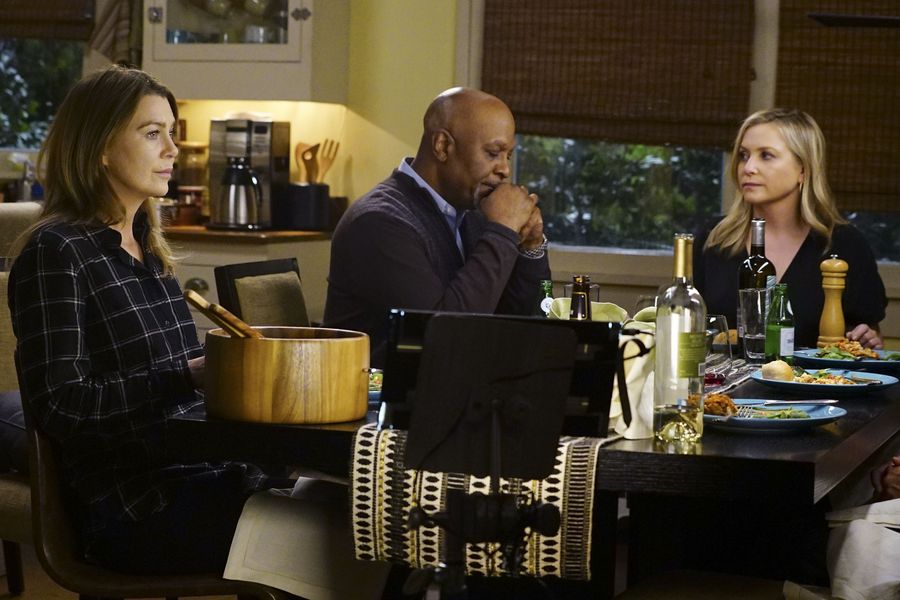Meredith Grey (Ellen Pompeo), Richard Webber (James Pickens Jr), et Arizona Robbins (Jessica Capshaw) à table