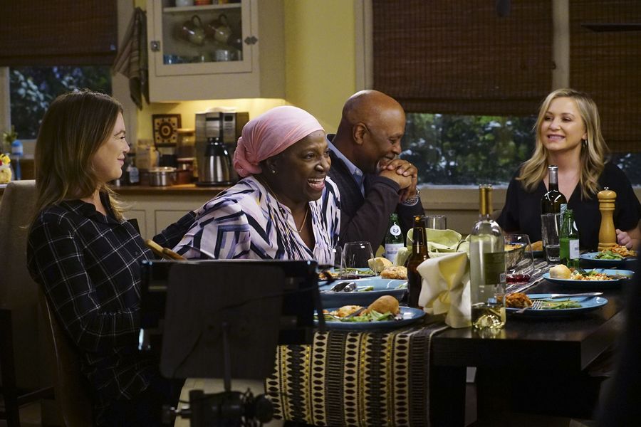 Meredith Grey (Ellen Pompeo), Diane Pierce (Latanya Richardson), Richard Webber (James Pickens Jr), et Arizona Robbins (Jessica Capshaw) à table