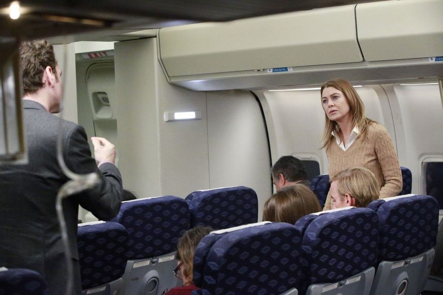 Meredith Grey (Ellen Pompeo) dans l'avion