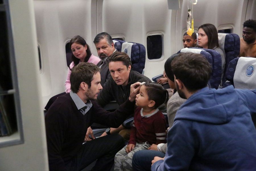 Nathan Riggs (Martin Henderson) qui parle à un homme dans l'avion