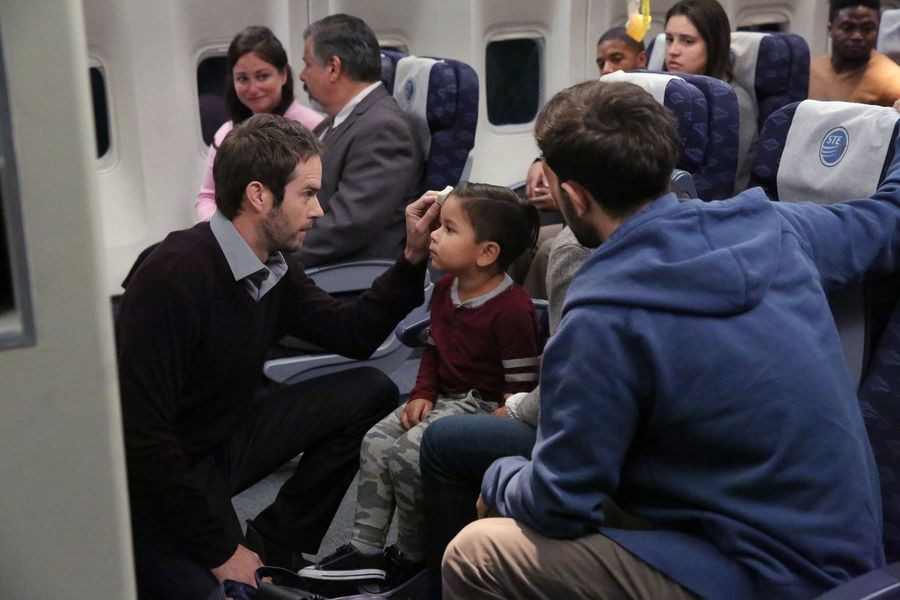 Un homme qui soigne un enfant dans l'avion