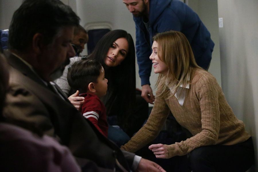 Meredith Grey (Ellen Pompeo) qui s'occupe d'un enfant dans l'avion