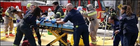 Bannière de l'épisode : les pompiers s'occupent d'un patient