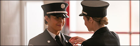 Bannière de l'épisode : Maya Bishop accroche une médaille à l'uniforme d'Andy Herrera