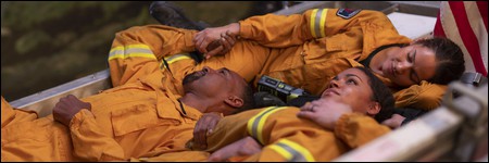 Banni&egrave;re de l'&eacute;pisode : Les pompiers de la Station 19 allong&eacute;s sur le toit du camion
