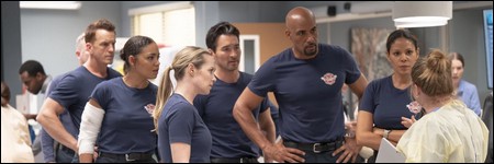 Bannière de l'épisode : Les pompiers de la Station 19 attendent des nouvelles à l'hôpital